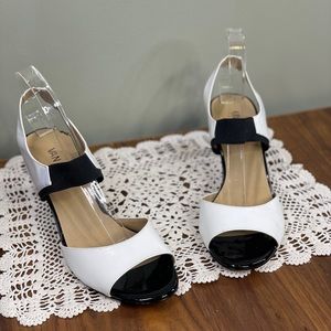 Vaneli Black and White Heel Sling-Back Leather Sole 8.5N